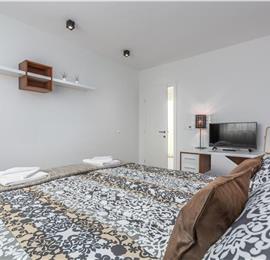  2 x 4 Bedroom Villas with Pool, Jacuzzi and Sauna in Novigrad, Sleeps 8 
